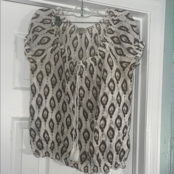 Elegant Brown and White Patterned Blouse - Picture 2 of 5